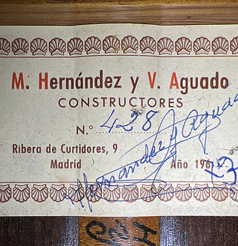 The label of a 1973 Hernandez y Aguado classical guitar made of cedar and CSA rosewood