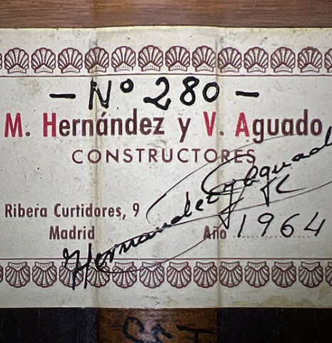 The label of a 1964 Hernandez y Aguado classical guitar made of spruce and CSA rosewood