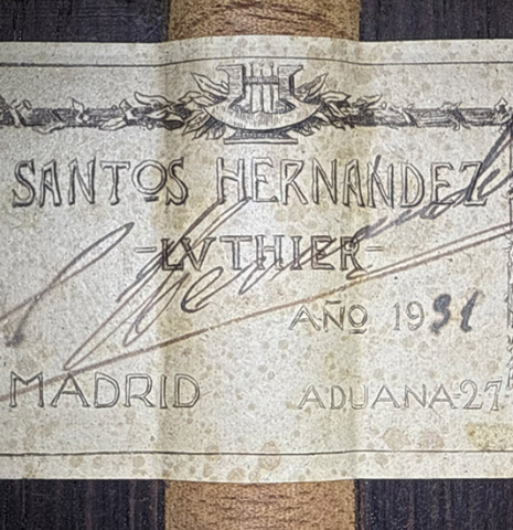 The label of a 1931 Santos Hernandez classical guitar made of spruce and CSA rosewood (ex David Gómez Tárrega)