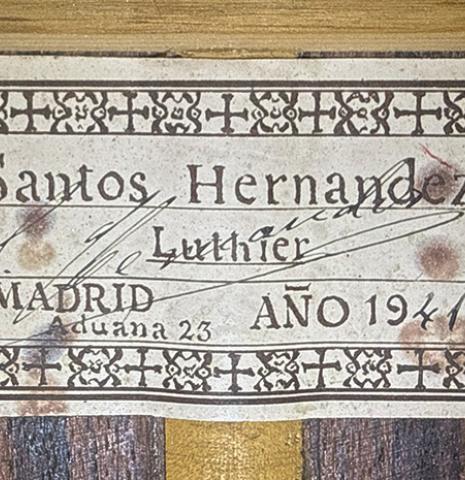 The label of a 1941 Santos Hernandez classical guitar made of spruce and CSA rosewood