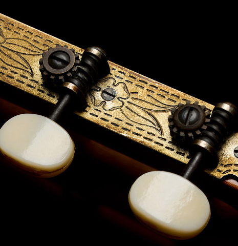 The tuning machines of a 1941 Santos Hernandez classical guitar made of spruce and CSA rosewood