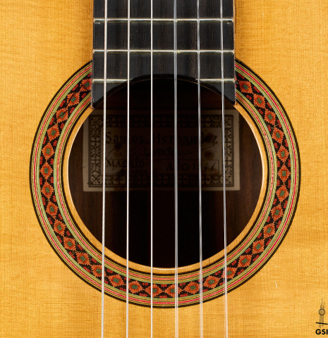 The rosette of a 1941 Santos Hernandez classical guitar made of spruce and CSA rosewood