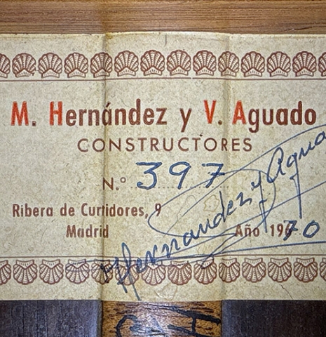 The label of a 1970 Hernández y Aguado classical guitar made of cedar and CSA rosewood