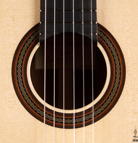 The rosette of a 2021 Dietmar Heubner classical guitar made of spruce and cocobolo.
