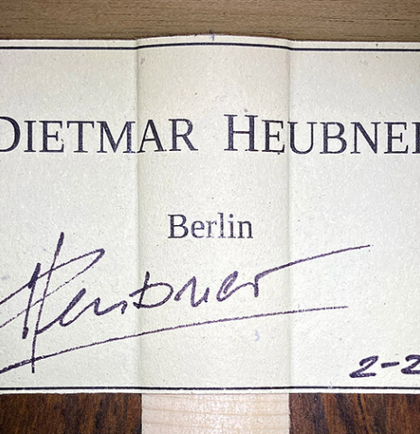 The label of a 2021 Dietmar Heubner classical guitar made of spruce and cocobolo.
