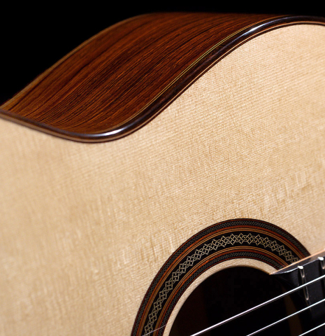Top and sides of a 2021 Dietmar Heubner classical guitar made of spruce and cocobolo.