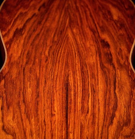 Detail of the back grains of a 2021 Dietmar Heubner classical guitar made of spruce and cocobolo.