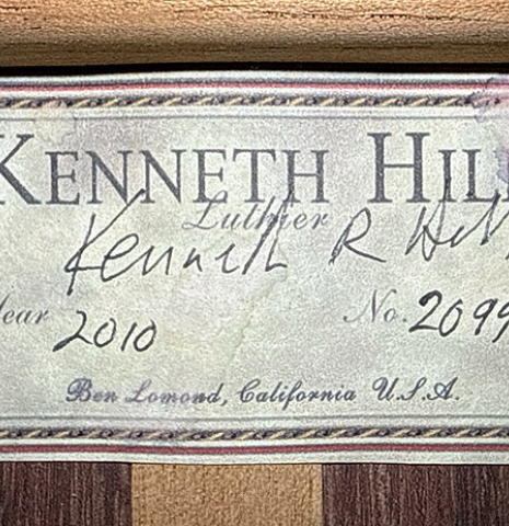 The label of a 2010 Kenny Hill "Signature CD/SP" classical guitar with electronics made of cedar/spruce and Indian rosewood