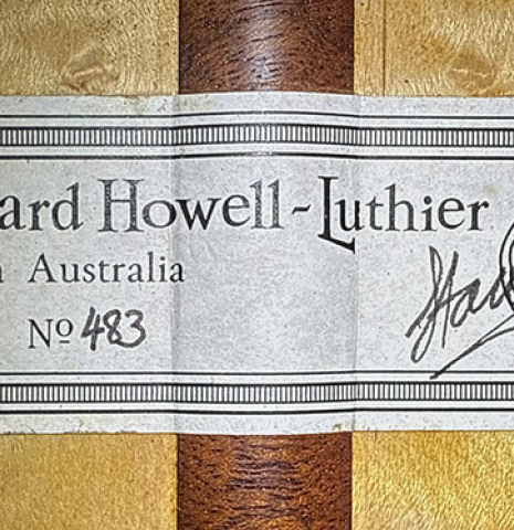 The label of a 2017 Richard Howell classical guitar made of spruce and maple