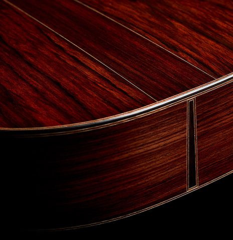 The back and sides at the foot of a 2025 Brian Itzkin classical guitar made of spruce and Indian rosewood