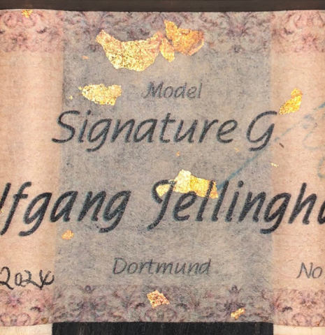 The label of a Wolfgang Jellinghaus "Signature CD/CD" classical guitar made of cedar and Granadillo