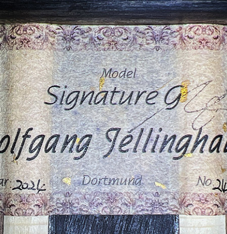 The label of a 2024 Wolfgang Jellinghaus "Signature CD/CD" classical guitar made of cedar and Granadillo