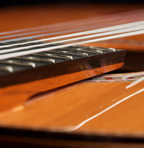 The floating fingerboard of a 2025 Wolfgang Jellinghaus "Signature CD/CD" classical guitar made of cedar and Granadillo