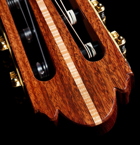 The headstock veneer and tuning machines of a 2025 Wolfgang Jellinghaus "Signature CD/CD" classical guitar made of cedar and Granadillo