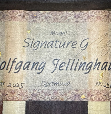The label of a 2025 Wolfgang Jellinghaus "Signature CD/CD" classical guitar made of cedar and Granadillo