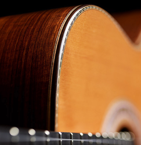 The top binding and purflings of a 2025 Wolfgang Jellinghaus "Signature CD/CD" classical guitar made of cedar and Granadillo
