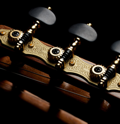 The tuning machines of a 2025 Wolfgang Jellinghaus "Signature CD/CD" classical guitar made of cedar and Granadillo