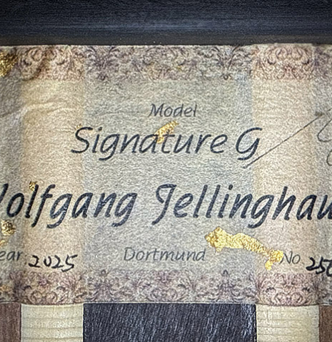 The label of a 2025 Wolfgang Jellinghaus "Signature CD/CD" classical guitar made of cedar and granadillo