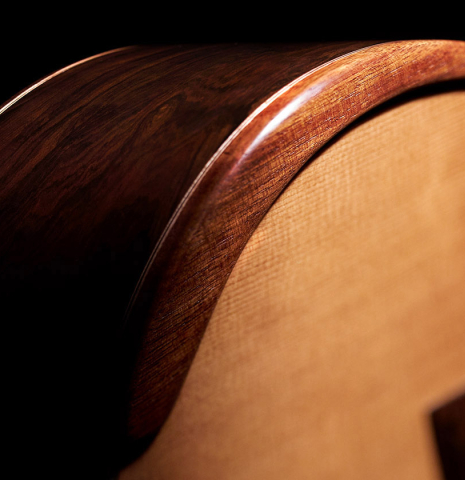 The arm support of a 2023 Wolfgang Jellinghaus "Signature CD/CD" CD/ZR classical guitar.