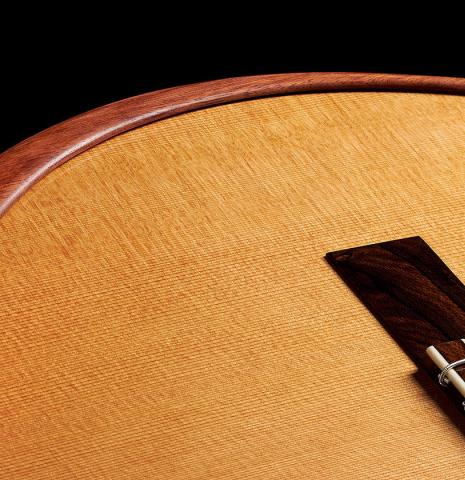 The top armrest of a 2024 Wolfgang Jellinghaus "Signature CD/CD" classical guitar made of cedar and ziricote