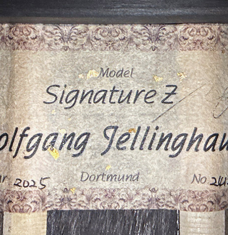 The label of a 2025 Wolfgang Jellinghaus "Signature CD/CD" classical guitar made of cedar and ziricote