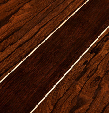 The wedge in the center of the back of a 2025 Wolfgang Jellinghaus "Signature CD/CD" classical guitar made of cedar and ziricote