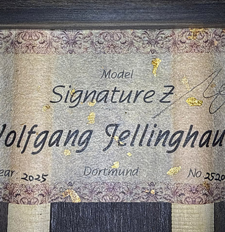 The label of a 2025 Wolfgang Jellinghaus "Signature CD/CD" classical guitar made of cedar and ziricote