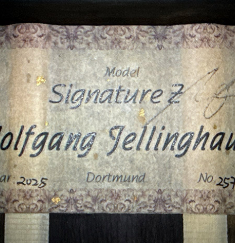 The label of a 2025 Wolfgang Jellinghaus "Signature CD/CD" classical guitar made of cedar and ziricote