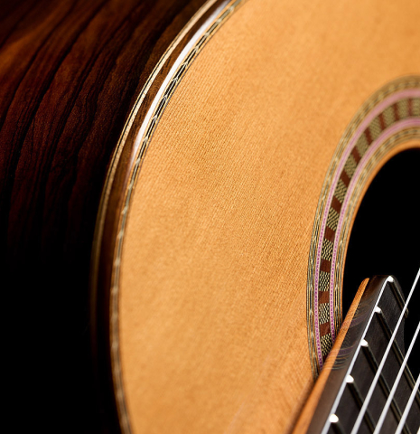 The top binding and purfling of a 2025 Wolfgang Jellinghaus "Signature CD/CD" classical guitar made of cedar and ziricote
