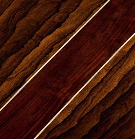 The central wedge in the back of a 2025 Wolfgang Jellinghaus "Signature CD/CD" classical guitar made of cedar and ziricote