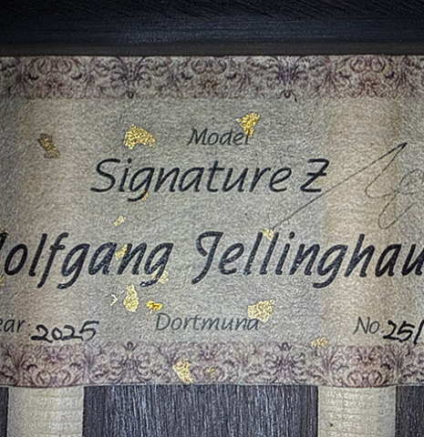 The label of a 2025 Wolfgang Jellinghaus "Signature CD/CD" classical guitar made of cedar and ziricote