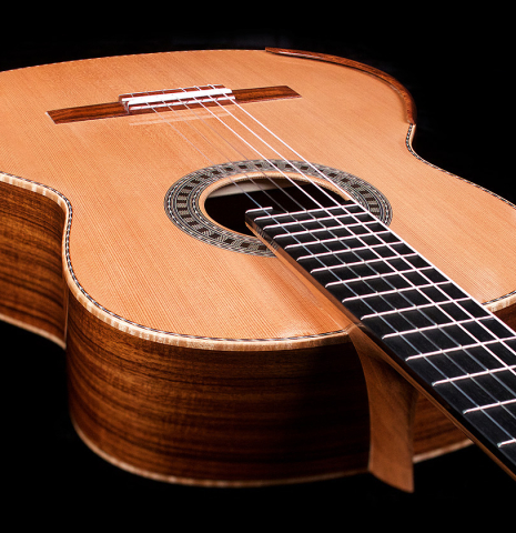 The top and sides of a Wolfgang Jellinghaus "Signature CD/SP 640" classical guitar made of cedar and Granadillo