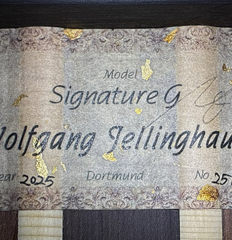The label of a 2025 Wolfgang Jellinghaus "Signature CD/SP" classical guitar made of cedar/spruce and granadillo