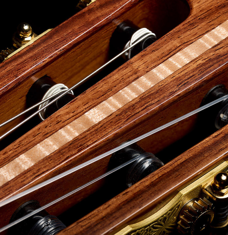 The maple inlay in the headstock veneer of a 2026 Wolfgang Jellinghaus "Signature CD/SP" classical guitar made of cedar/spruce and granadillo