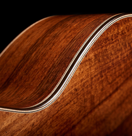 The back binding and purfling of a 2025 Wolfgang Jellinghaus "Signature SP/SP" classical guitar made of spruce and granadillo