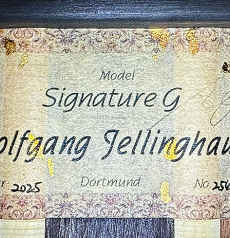 The label of a 2025 Wolfgang Jellinghaus "Signature SP/SP" classical guitar made of spruce and granadillo