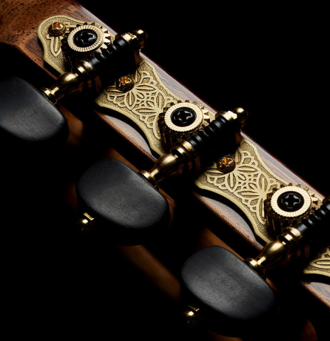 The tuning machines of a 2025 Wolfgang Jellinghaus "Signature SP/SP" classical guitar made of spruce and granadillo