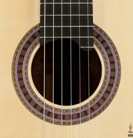 The rosette of a 2025 Wolfgang Jellinghaus "Signature SP/SP" classical guitar made of spruce and granadillo