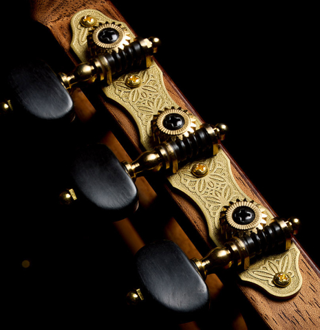 The tuning machines of a 2026 Wolfgang Jellinghaus "Signature SP/SP" classical guitar made of spruce/spruce top and granadillo back and sides