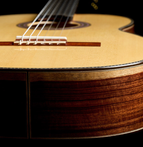 The sides at the foot of a 2026 Wolfgang Jellinghaus "Signature SP/SP" classical guitar made of spruce/spruce top and granadillo back and sides