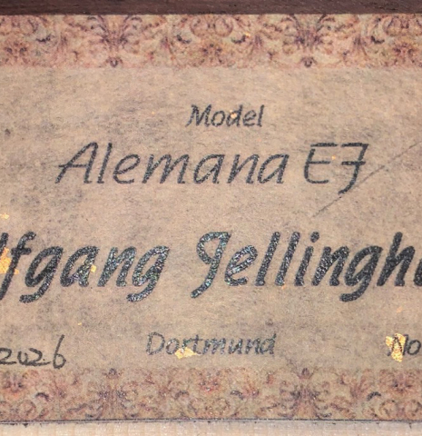 The label of a Wolfgang Jellinghaus "Alemana EF CD/CD" CD/AR classical guitar made with double top cedar and African rosewood back and sides