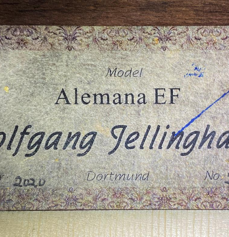 The label of a 2020 Wolfgang Jellinghaus &quot;Alemana EF CD/CD&quot; CD/AR classical guitar made with double top cedar and African rosewood back and sides
