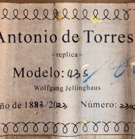 The label of a 2023 Wolfgang Jellinghaus “Torres 43” classical guitar made with spruce and maple.