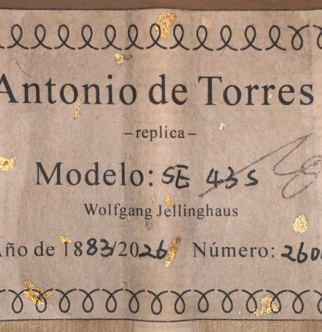 The label of a Wolfgang Jellinghaus “Torres 43” classical guitar made with spruce and maple.