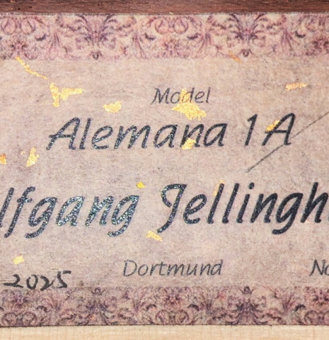 The label of a Wolfgang Jellinghaus "Alemana" 1a CD/CD" classical guitar made of cedar and African rosewood
