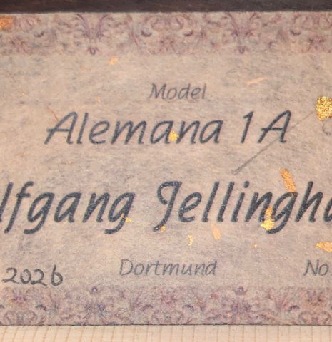 The label of a Wolfgang Jellinghaus "Alemana" 1a CD/CD" classical guitar made of cedar and African rosewood