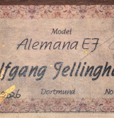 The label of a Wolfgang Jellinghaus "Alemana EF CD/SP" classical guitar made out of cedar/spruce and African rosewood
