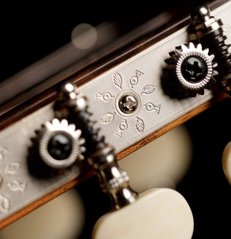 The tuning machines of a Wolfgang Jellinghaus “La Leona FE 04” made of spruce and cypress