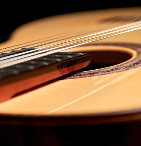 The floating fingerboard of a 2022 Wolfgang Jellinghaus "Signature SP/SP" double top classical guitar made of spruce and ziricote