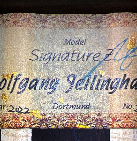 The label of a 2022 Wolfgang Jellinghaus &quot;Signature SP/SP&quot; double top classical guitar made of spruce and ziricote